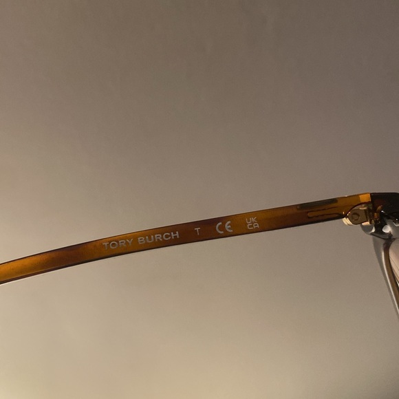 Tory Burch tortoise frame sunnies - Picture 6 of 6